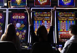 papafa slot live roulette table displayed alongside Honor of Kings team profiles and match schedules